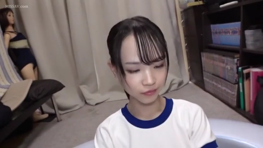 Indoor · Sitting Posture · Gaze · 近景 · 平静表情 · 制服题材 · 蓝白运动服 · 人体模特