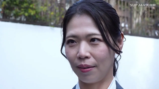 顔部のクローズアップ · 站立 · 微笑 · ビジネススーツ · 注視 · 屋外 · 是