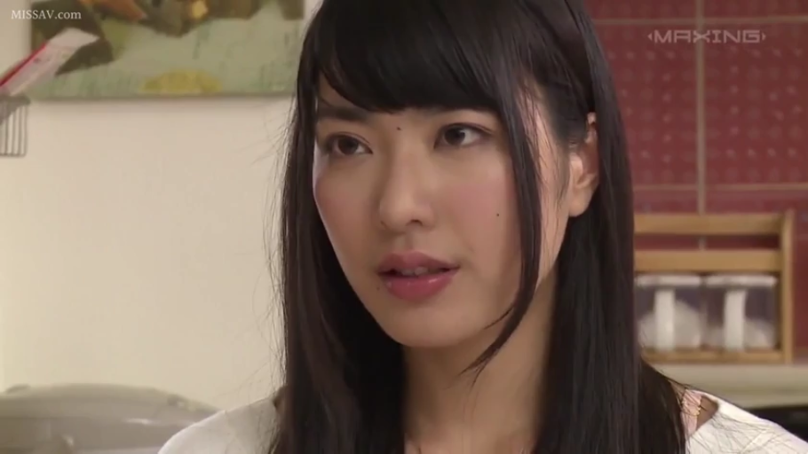 Conversation · Serious · Close-up of the face · Kitchen · 正面直视 · 白色便装 · 黑发长发 · 调味架