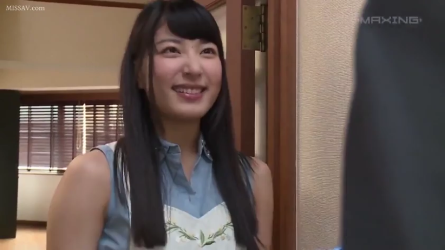 室内 · 站姿 · 微笑 · 面部特写 · 对视 · 亚洲女性 · 围裙