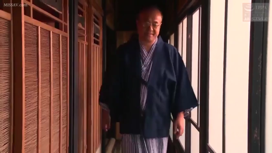 全身 · 眼镜 · 微笑 · 行走 · 浴衣 · 熟男 · 走动 · 日式走廊