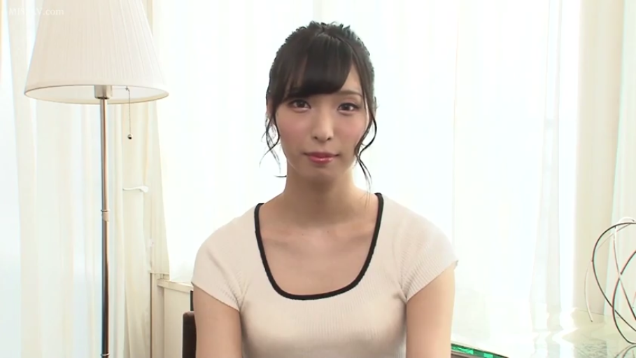 室内 · 忧郁 · 站立 · 巨乳 · 站姿 · 挎包 · 上半身 · 白T恤