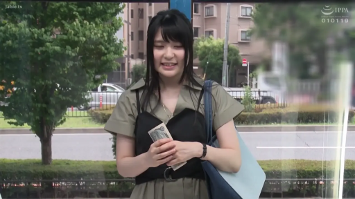 Stand · Smile · Half-body · Street · 连衣裙 · Take money · Banknote · 亚裔