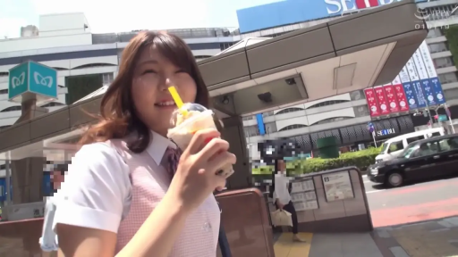 站立 · 中景 · 微笑 · 制服 · 户外 · 街拍 · 拿饮料 · 奶茶