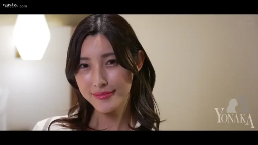 室内 · 脸部特写 · 站立 · 微笑 · 白色上衣 · 注视 · 正面