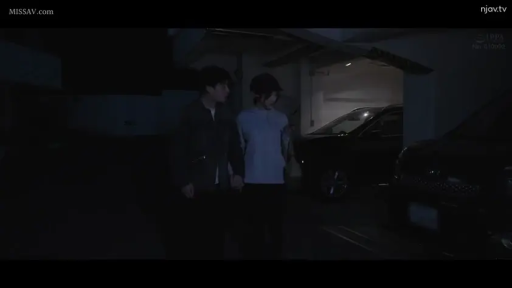 远景 · 休闲服饰 · 散步 · 模糊 · 走姿 · 汽车 · 停车场 · 夜晚