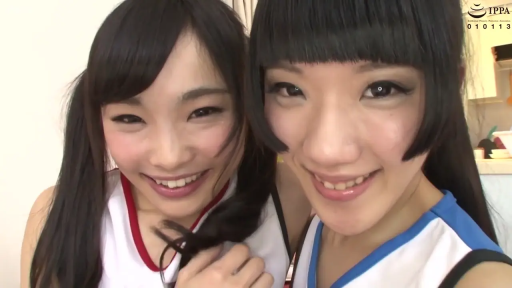 室内 · 脸部特写 · 运动背心 · 微笑 · 双人 · 注视镜头 · 贴近镜头