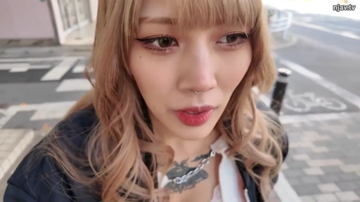 顔部のクローズアップ · 站立 · 自然 · 夹克 · 街道 · 注视镜头 · 鼻环