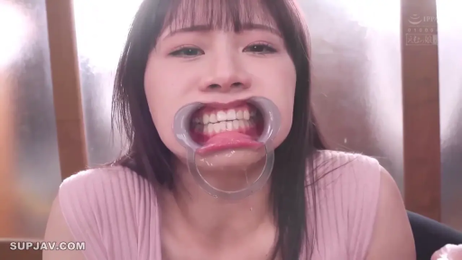 室内 · 面部特写 · 正面 · 流涎 · 粉色无袖上衣 · 扩口器 · 佩戴扩口器 · 难堪