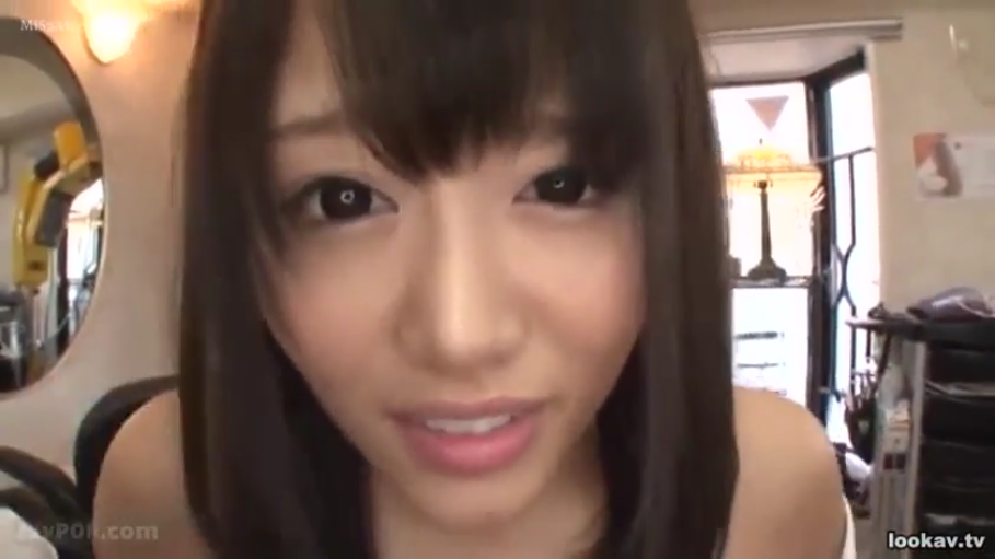 室内 · 顔部のクローズアップ · 微笑 · 注视镜头 · オフショルダートップ · アジア人女性 · 鏡子 · 前傾