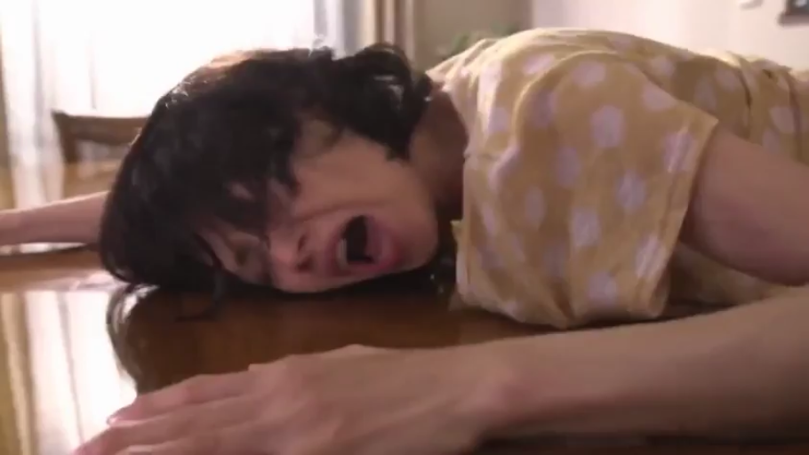 餐厅 · 呻吟 · 头部特写 · 张口大叫 · 趴在桌子上 · 黄色波点上衣