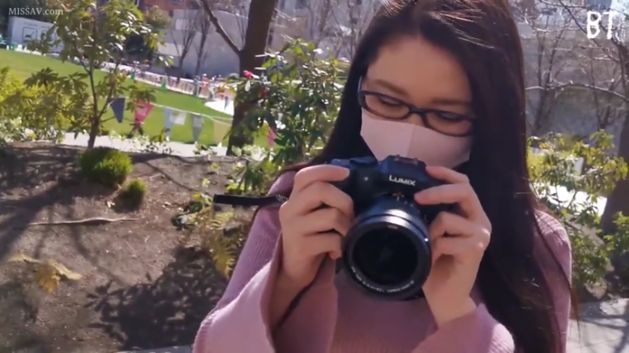 专注 · 上半身特写 · 长发 · 粉色针织衫 · 室外公园 · 摄影 · 数码相机 · 站立持机