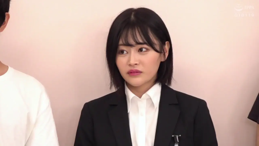 室内 · 委屈 · 站立 · 中景 · ビジネススーツ · ショートヘア · 侧望