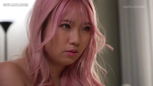 室内 · 忧郁 · 脸部特写 · 裸体 · 注视 · 侧脸 · 粉色头发