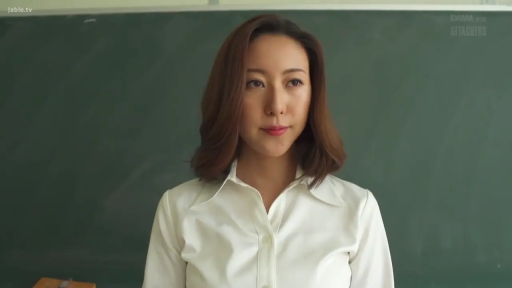 严肃 · 教室 · 站立 · 白衬衫 · 面部特写 · 注视 · 黑板 · 女教师