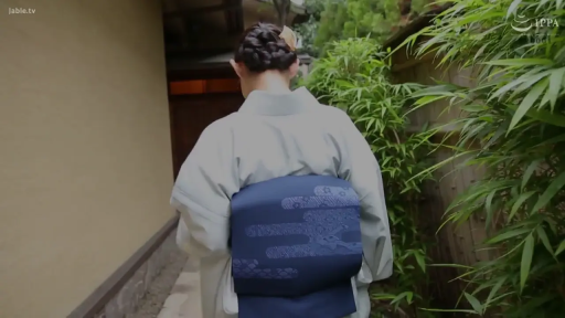 行走 · 室外 · 背影 · 和服 · 腰部 · 束腰 · 传统建筑