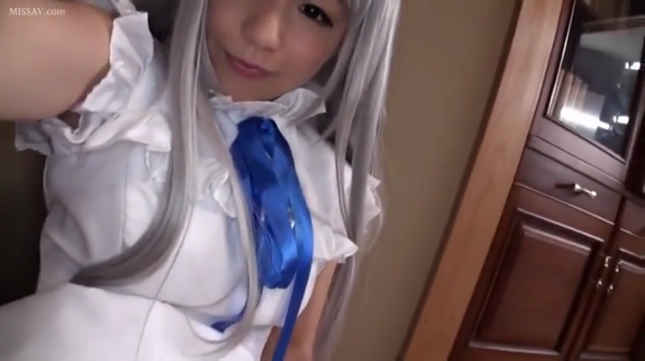 室内 · 坐姿 · 微笑 · 近景 · 注视镜头 · 假发 · Cosplay · 银发