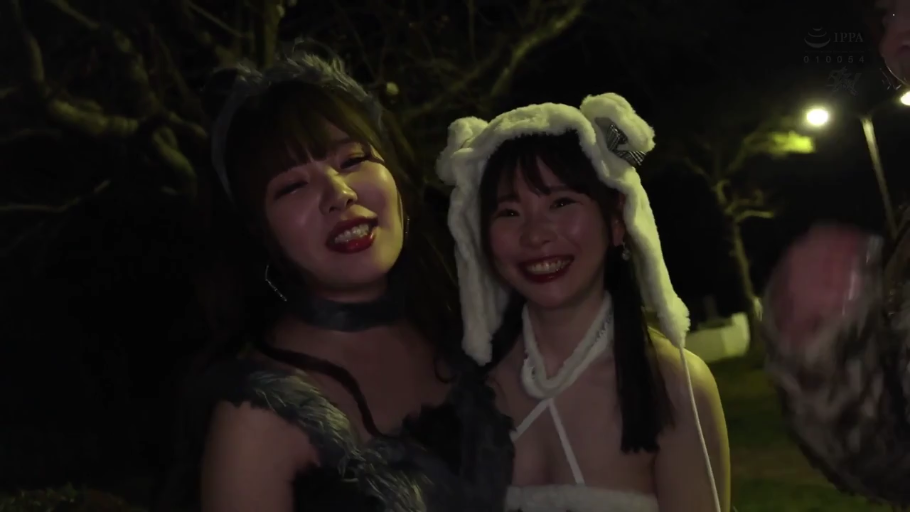 半身 · アジア人女性 · 並んで立つ · 对镜微笑 · うれしい表情 · 室外夜晚 · 毛绒服装 · 动物头饰