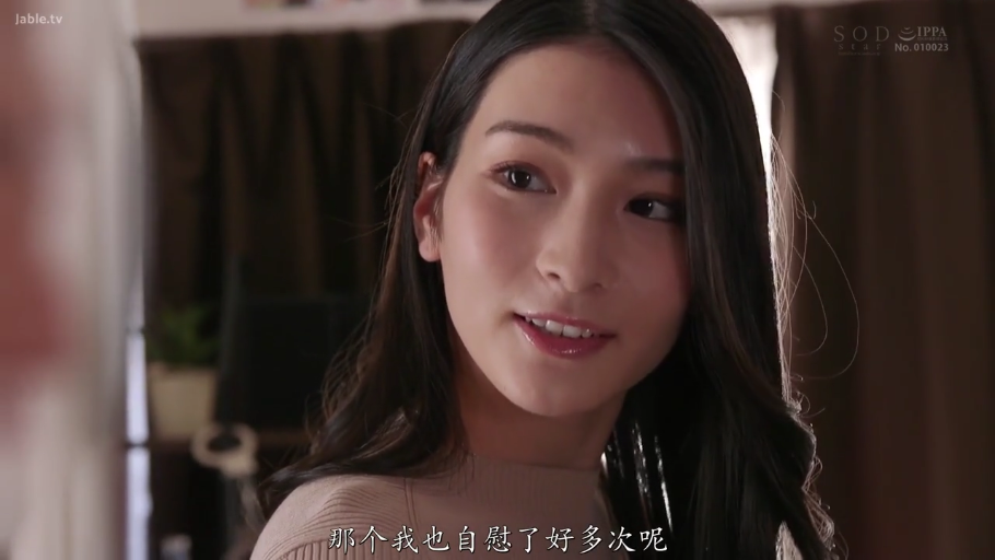 室内 · 顔部のクローズアップ · 微笑 · ニットセーター · 长发 · 说话 · 横に頭を傾ける