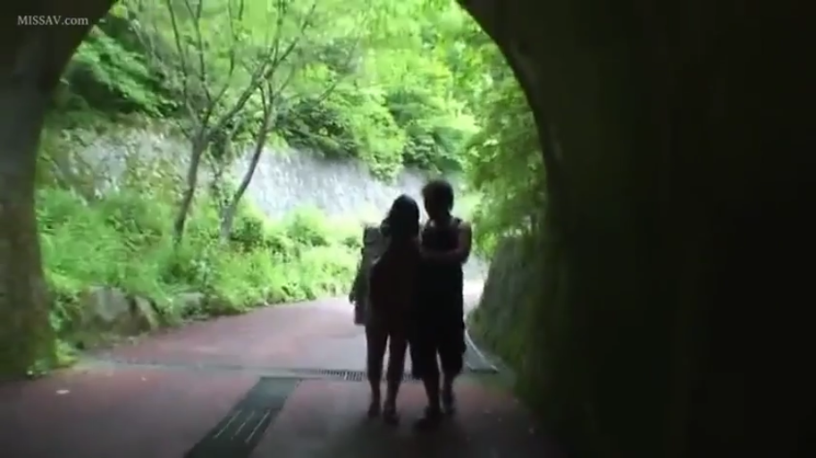 站立 · 白色上衣 · 手部 · 厨房 · 日常场景 · 蛋糕 · 拿取蛋糕