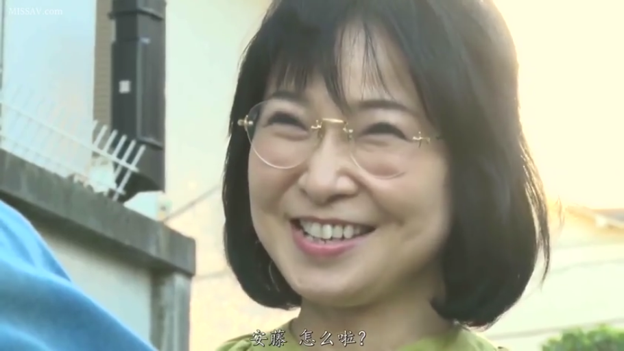 顔部のクローズアップ · 屋外 · 正面 · 绿色上衣