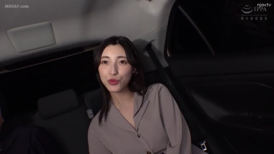 远景 · 聚会现场 · 兔子人偶 · 兔子玩偶服 · 多人合影 · 站立与蹲坐 · 招手表演 · 欢乐
