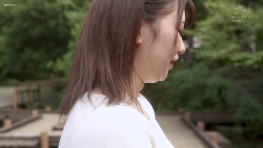 站姿 · 自然 · 户外 · 长发 · 侧脸 · 白色针织衫 · 漫步