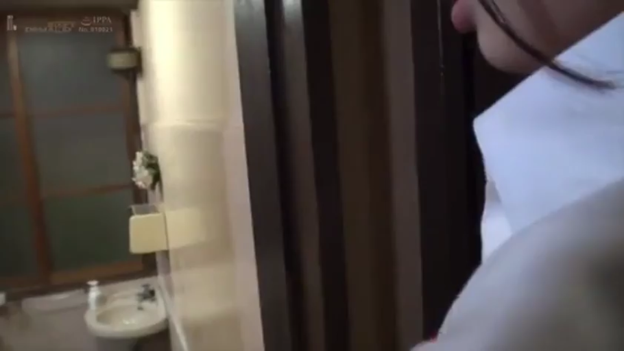 第一视角 · 浴室 · 站立 · 白衬衫 · 洗手池 · 侧脸 · 偷窥