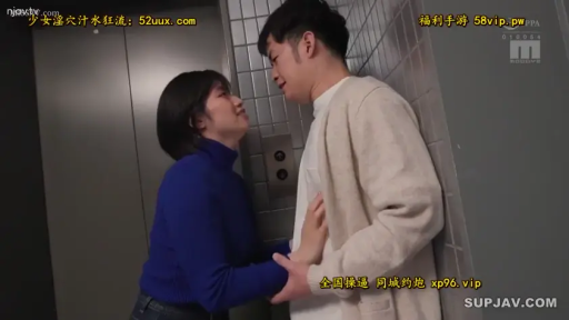 站立 · 中景 · 微笑 · 高领毛衣 · 调情 · 短发 · 电梯