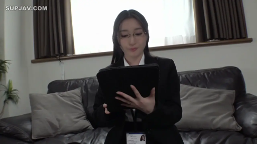 坐姿 · 专注 · 水印 · 平板电脑 · 黑色西服 · 住宅室内 · 使用平板