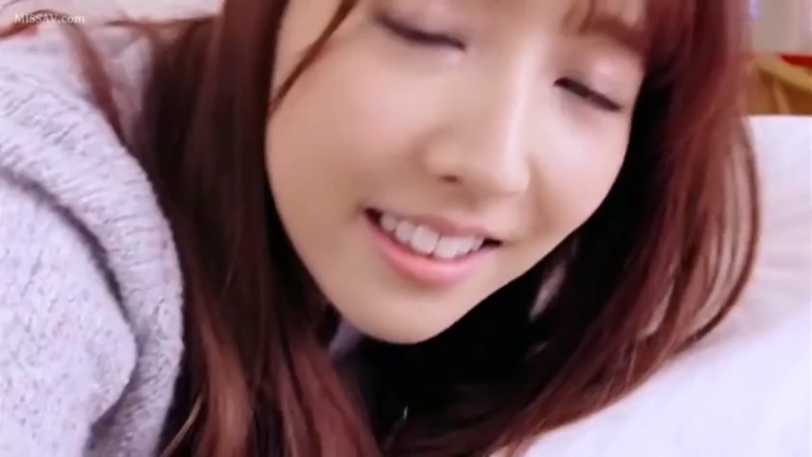 卧室 · 俯卧 · 面部特写 · 对视 · 甜美微笑 · 白色枕头 · 棕色长发 · 浅紫色针织衫