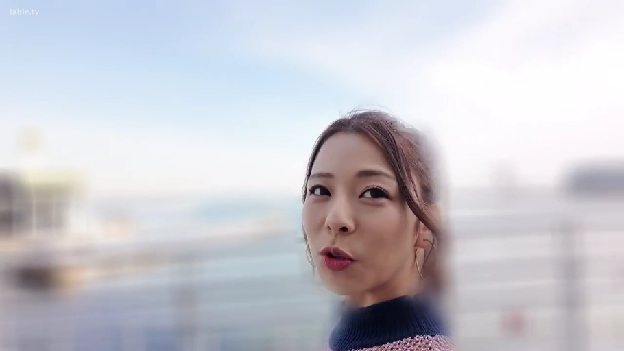 坐姿 · 中景 · 客厅 · 旁观者 · 柔和 · 红色抱枕 · 白色吊带背心 · 暧昧互动