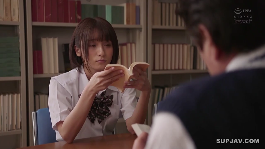 坐姿 · 校服 · 专注 · 上半身 · 短发 · 图书馆 · 书本 · 看书