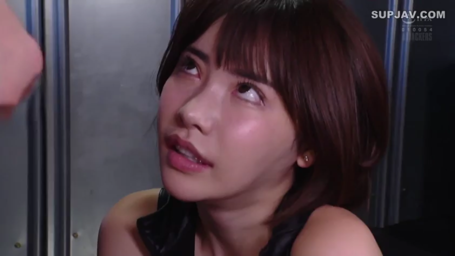 室内 · 脸部特写 · 仰视 · 黑色背心