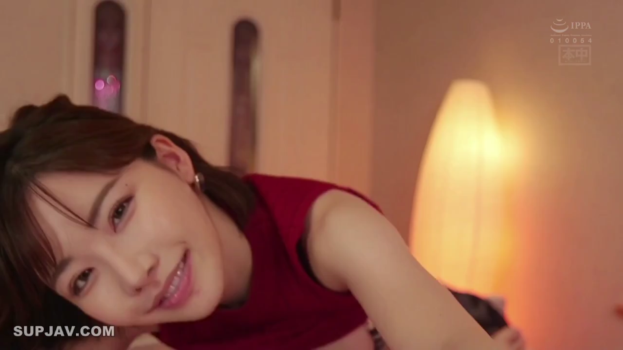 室内 · 顔部のクローズアップ · 红色无袖上衣