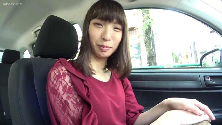 坐姿 · 面对镜头 · 自然 · 半身 · 车内 · 汽车座椅 · 红色蕾丝上衣