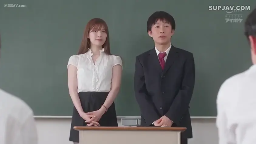 Classroom · Stand · OL outfit · Medium shot · Smile · 黑板 · 演讲 · 女教师