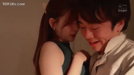 室内 · 亲密 · 无袖上衣 · 头部特写 · 情侣 · 耳语 · 依偎