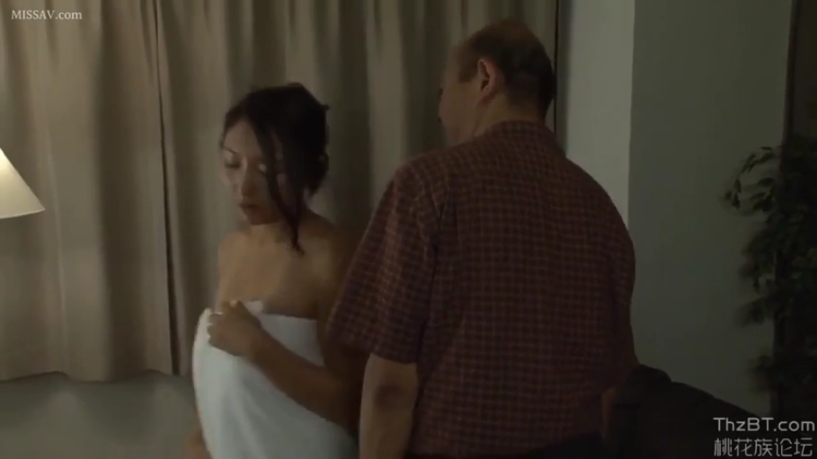 站立 · 台灯 · 房间 · 上半身 · 粉色短袖 · 捂胸 · 忧虑