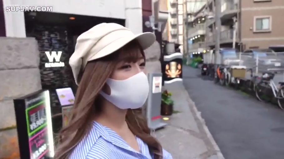 黑色漆皮连体衣 · 全身 · 站立 · 和室 · 沙发 · 自然 · 制服诱惑 · 拉扯衣服