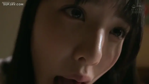 室内 · 脸部特写 · 迷离 · 凝视 · 俯视 · 未知 · 黑发