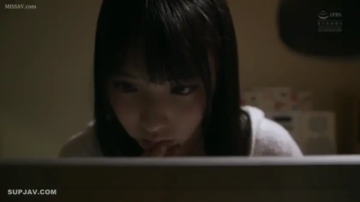 室内 · 俯身 · 专注 · 脸部特写 · 电脑 · 昏暗 · 居家服 · 盯着屏幕