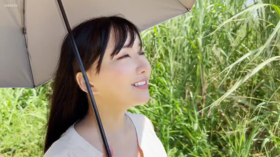 微笑 · 面部特写 · 长发 · 白色无袖上衣 · 侧身站立 · 遮阳伞 · 撑伞 · 户外草丛