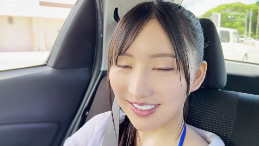 坐姿 · 面对镜头 · 半身 · 车内 · 安全带 · 浅紫色衬衫 · 灿烂笑容