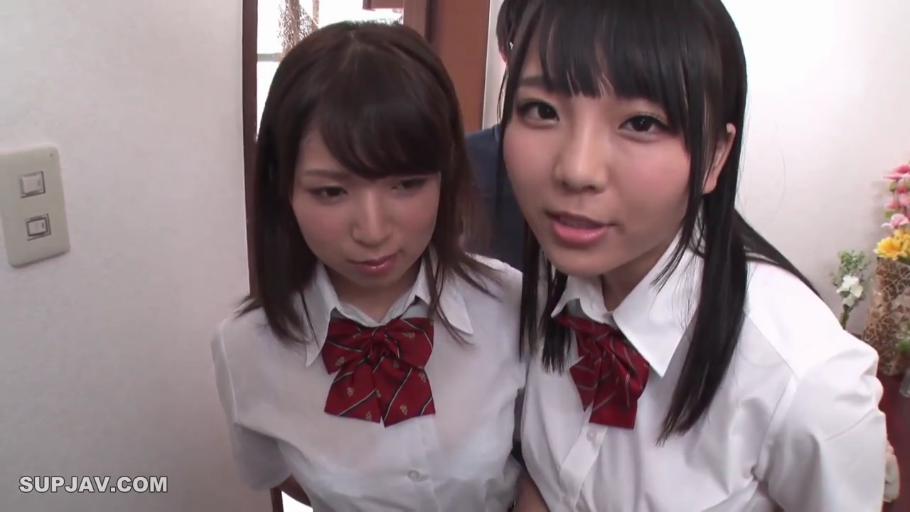 室内 · 脸部特写 · 自然 · JK制服 · 双人 · 注视镜头 · 并排站立