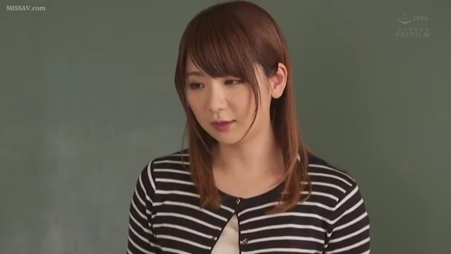 教室 · 站立 · 半身 · 条纹开衫