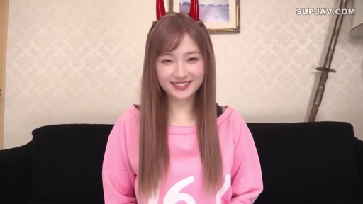 室内 · 坐姿 · 中景 · 微笑 · 对视 · 粉色卫衣