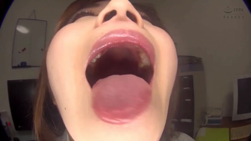 室内 · 迷离 · 常服 · 伸舌头 · 鱼眼镜头 · 嘴部大特写 · 仰头张嘴