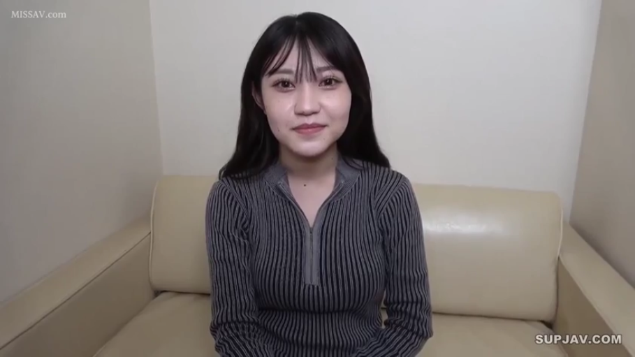 坐姿 · 微笑 · 面对镜头 · 室内沙发 · 灰色针织衫 · 正面半身 · 黑长直