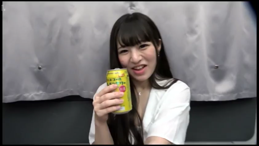 坐姿 · 中景 · 微笑 · 白色衬衫 · 车内 · 长发 · 手持饮料 · 罐装酒